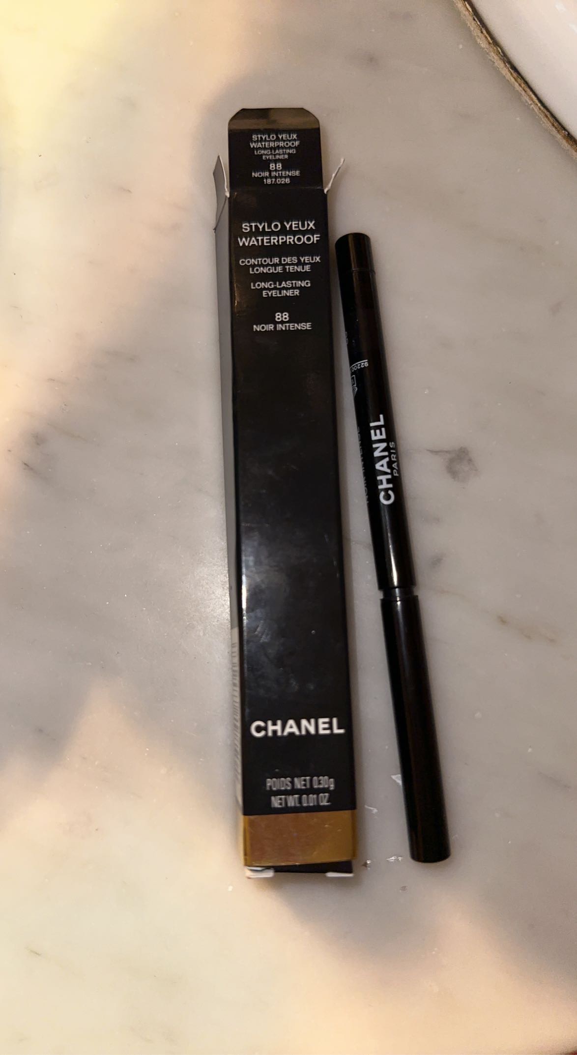 Chanel Yeux Waterproof CHANEL Stylo Yeux Waterproof Oogcontourpotlood Voor Een Langdurig Resultaat | Chanel Fijne eyeliner - We Are Eves: eerlijke cosmetica reviews.