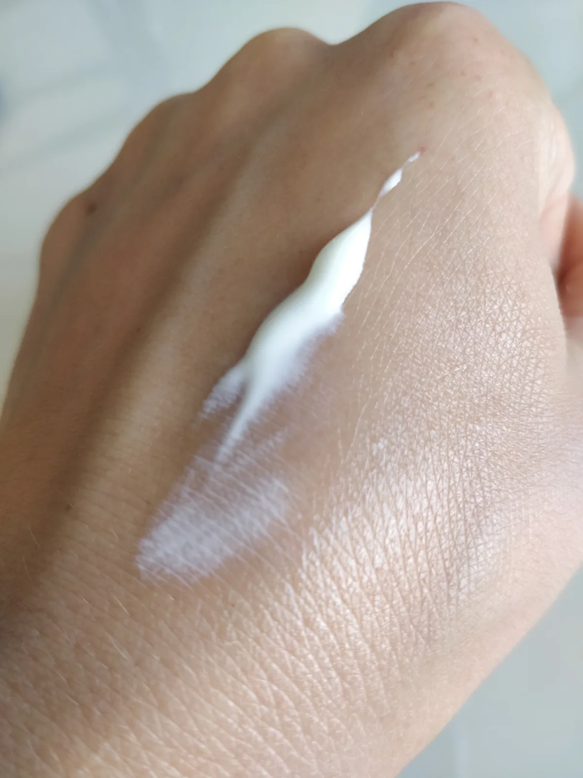 Isntree Hyaluronic Acid Watery Sun Gel SPF50+ PA++++ - - review image
